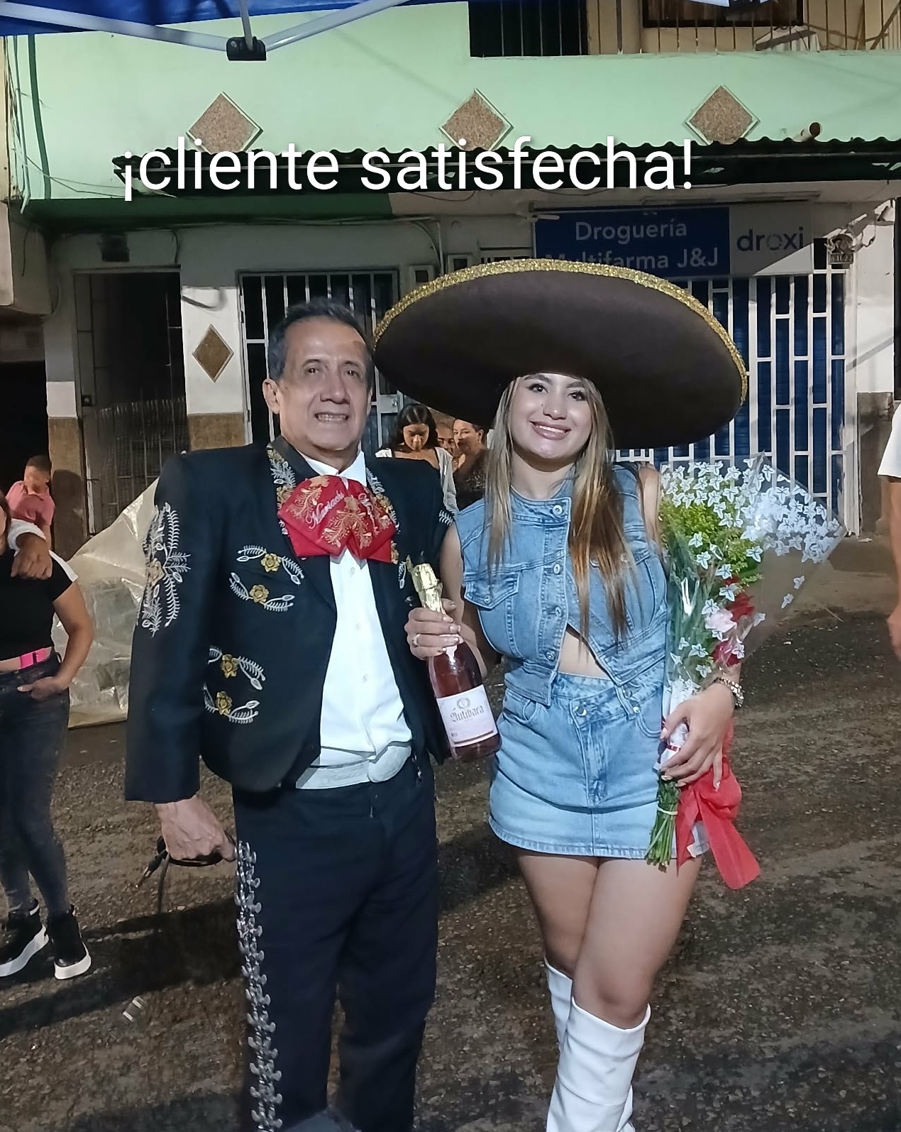 Cliente satisfecha con serenata